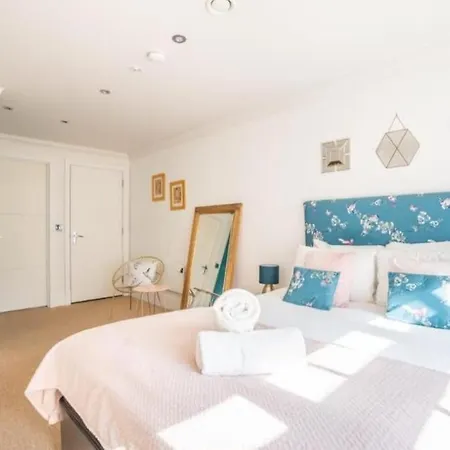 Centre With Parking *